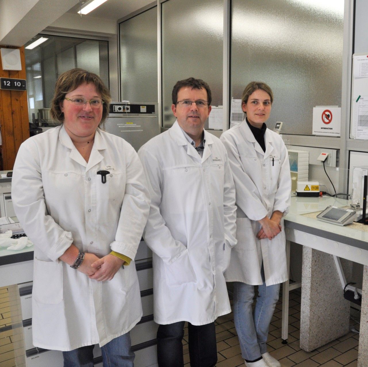 De gauche à droite : Sandrine Bioulac (Responsable technique, Service Chimie), Jean-Vincent Gauzentes (Directeur général) et Maryline Barthe (Technicienne de laboratoire).