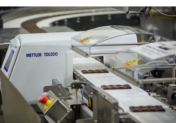 Chocoladerepen door een industriële metaaldetector