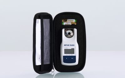 vreckový refraktometer v puzdre